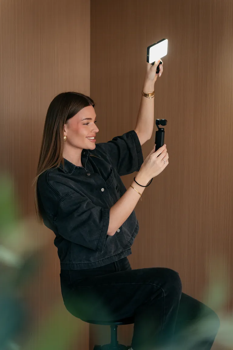 Eline filmt content met een DJI Osmo en lampje
