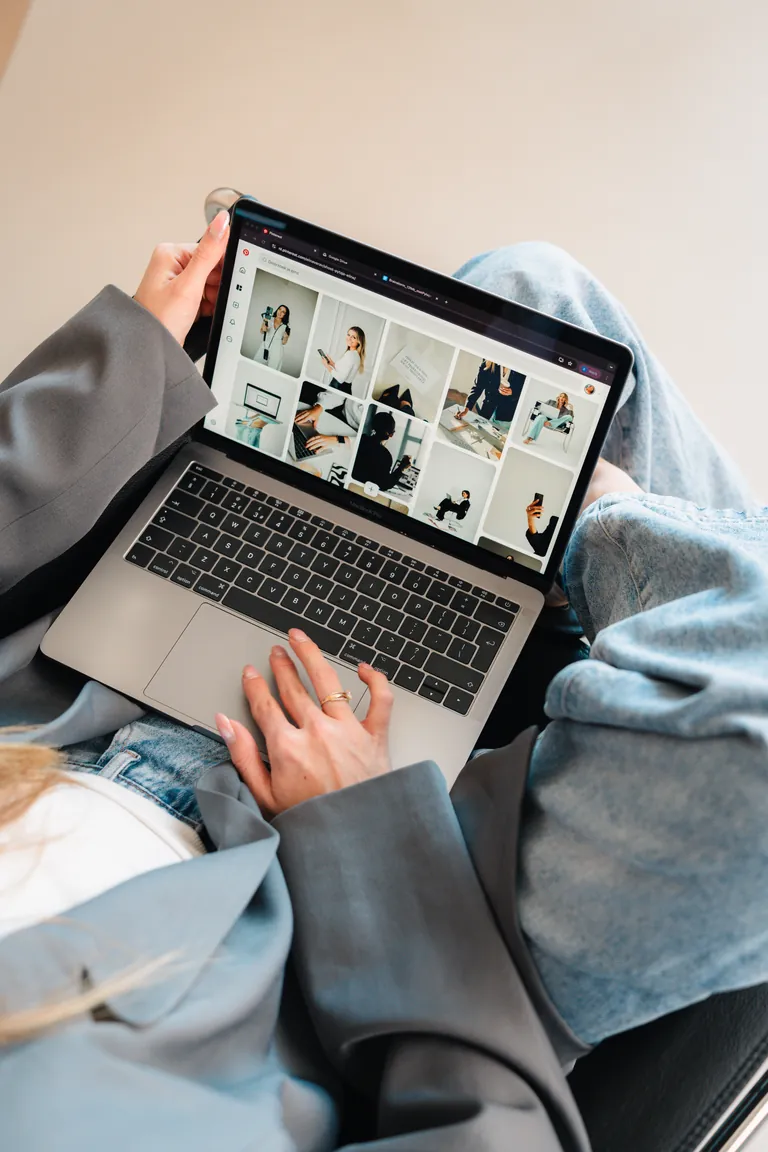 Eline werkt op haar laptop aan een contentstrategie en moodboard